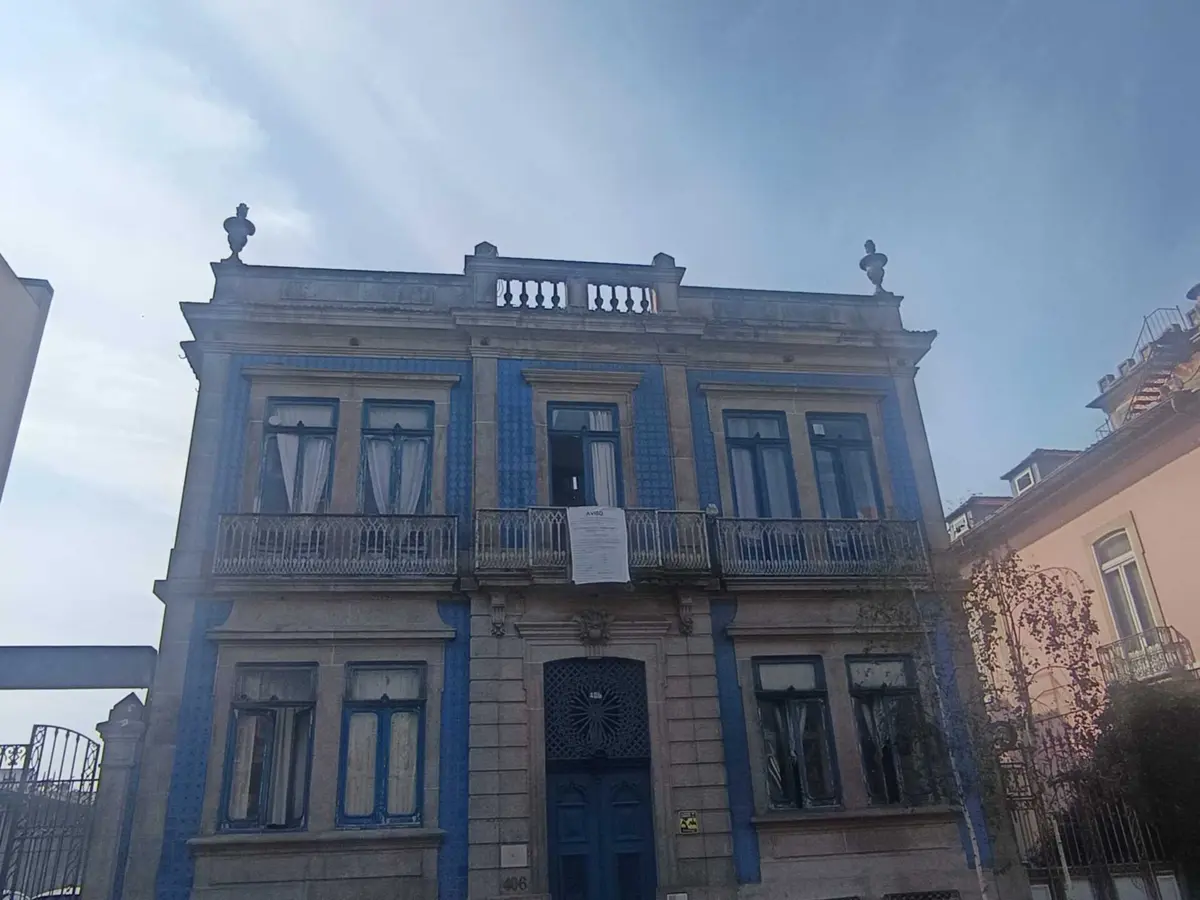Edifício onde ardeu uma habitação, na Rua Álvares Cabral, em Cedofeita