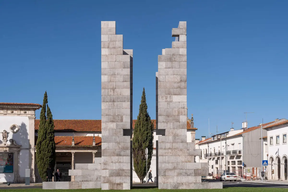 Monumento evocativo da muralha de Aveiro, projetado por Álvaro Siza Vieira.