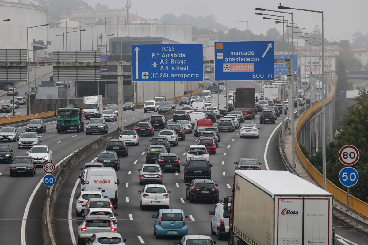 O caso ocorreu a 24 de julho de 2020, quando o arguido conduzia um pesado de mercadorias na A20