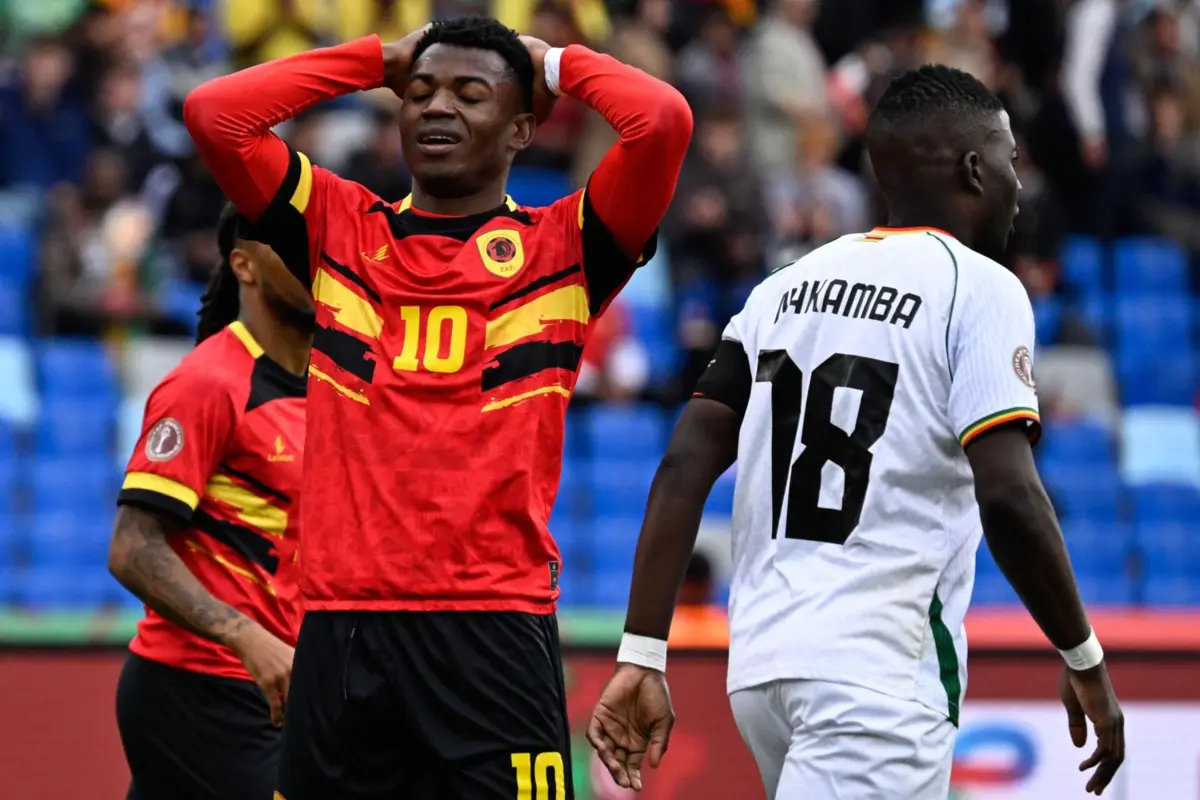 Dala de mãos na cabeça após lance perdido