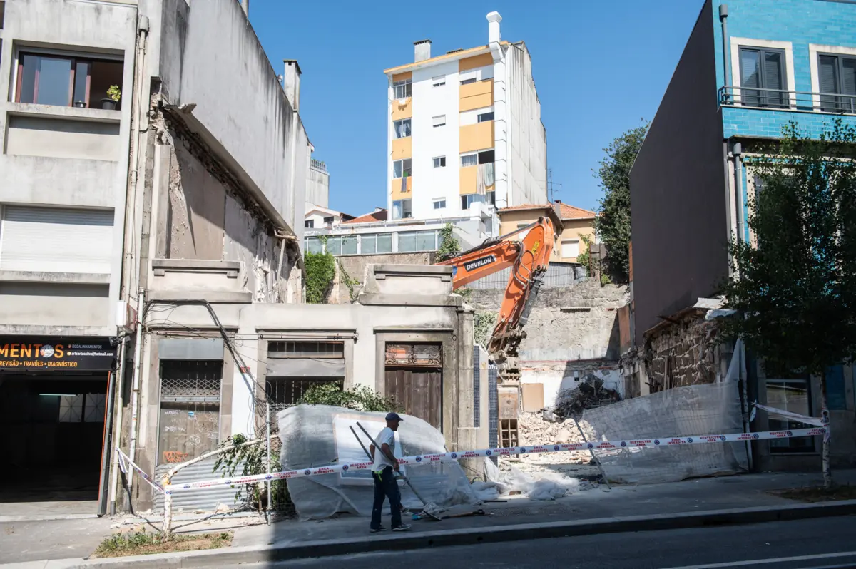 Queda de andaime fez um ferido grave e levou ao corte da circulação na Avenida de Fernão de Magalhães