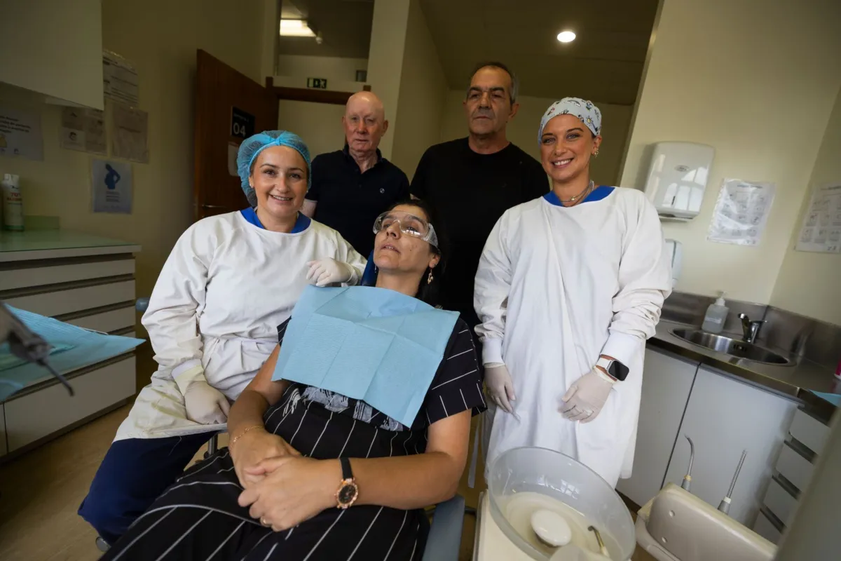 Carmélia, Horácio e Amândio com a equipa de medicina dentária que está a tratá-los