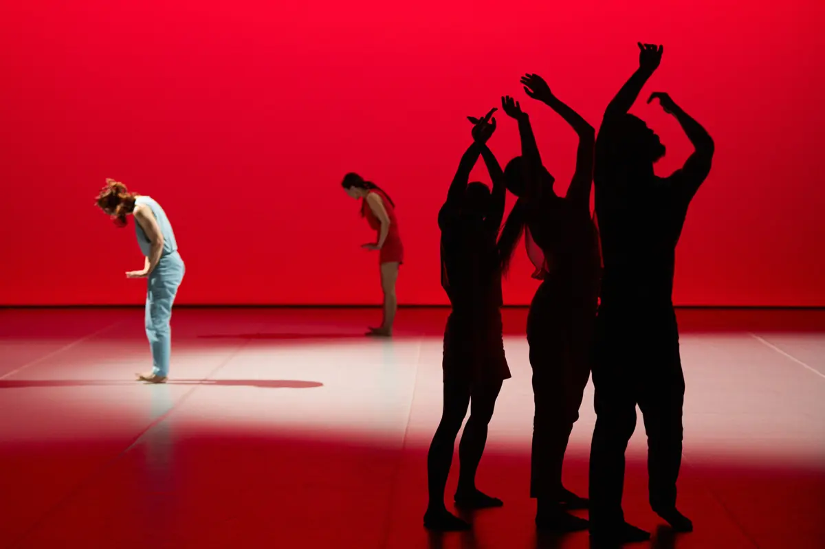 Coreografia de Sasha Waltz segue a estrutura da música "In C", de Terry Riley, de 1964, considerada a primeira obra minimalista.