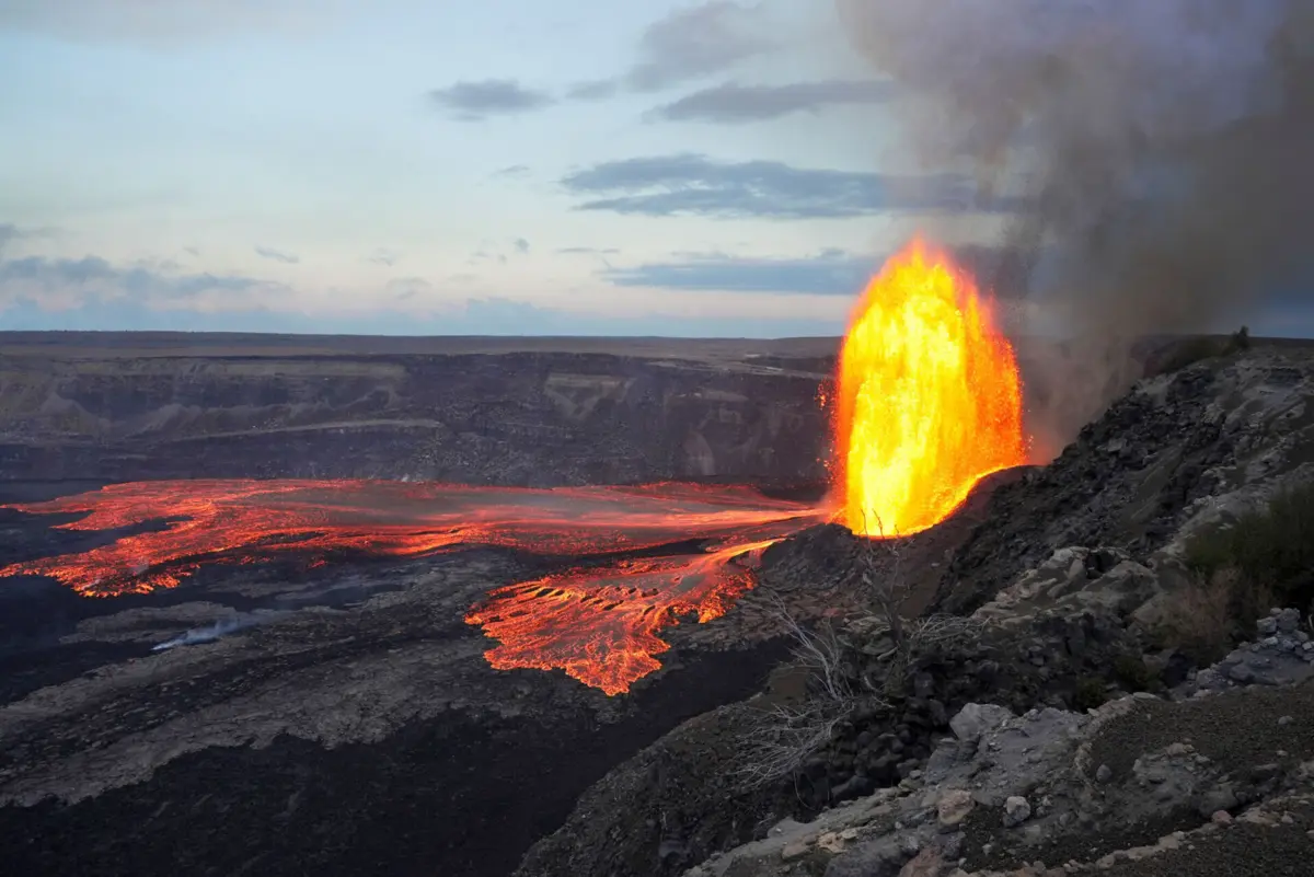 Imagem de contexto do artigo Vulcão Kilauea entra em erupção com lava a atingir 300 metros de altura