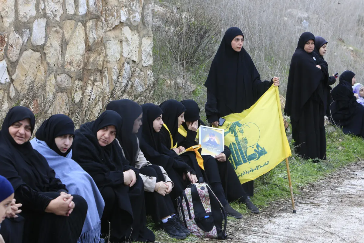 População à espera para voltar a casa, em territórios ainda ocupados pelas tropas israelitas