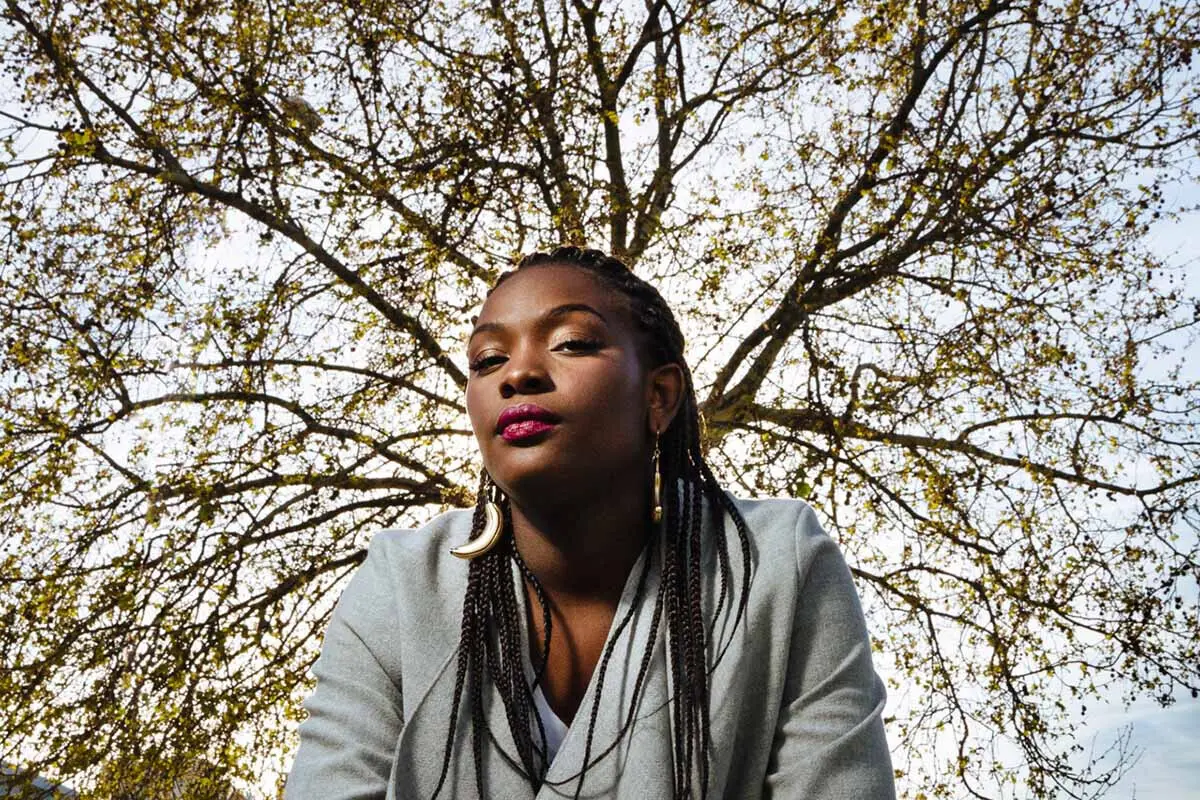 Revista Pitchfork diz que “a música de Nídia é a catarse”.