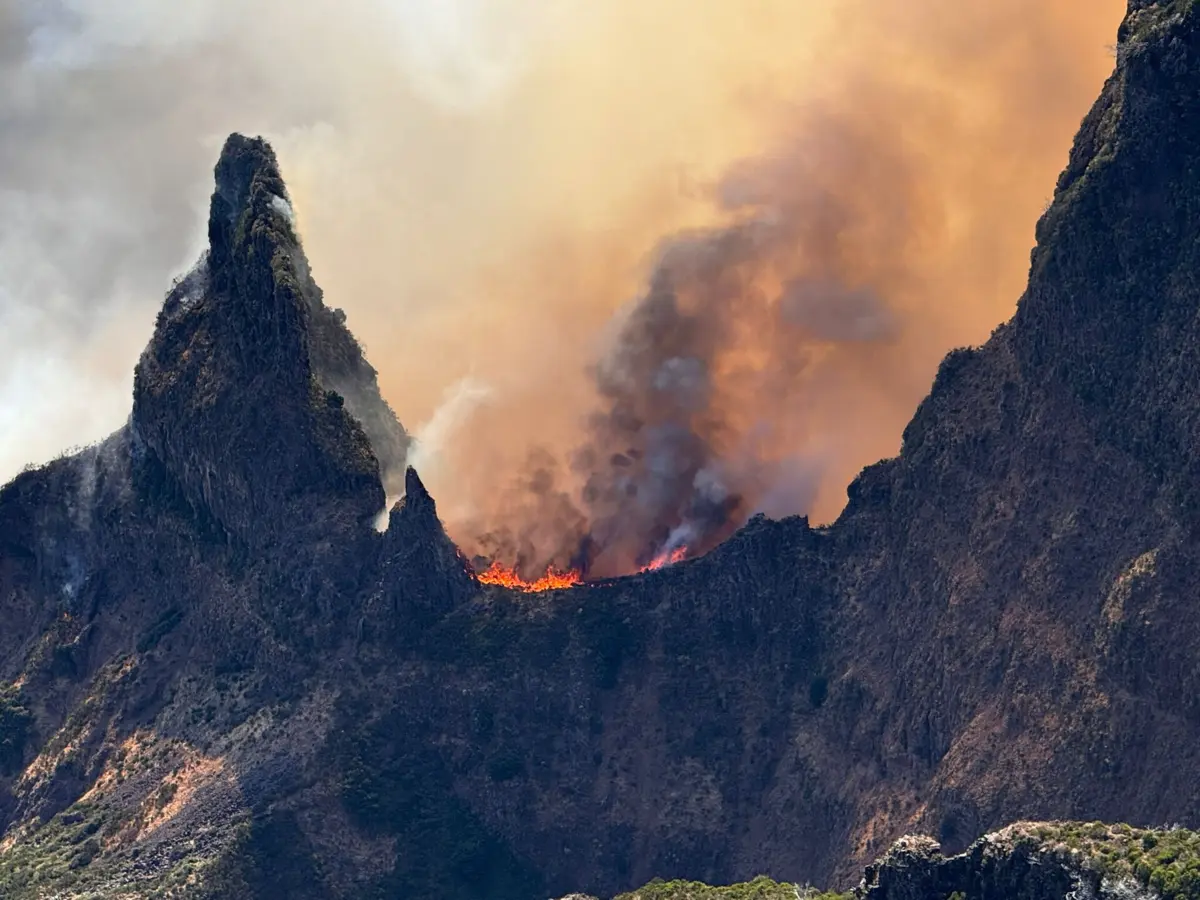 Imagem de contexto do artigo Duas frentes mantêm-se ativas na Madeira. Pico Ruivo é a que mais preocupa