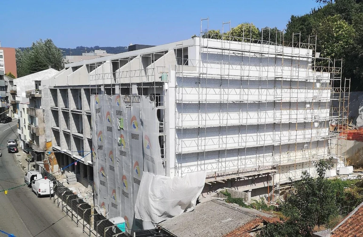 Obra onde ocorreu queda situa-se na Rua da Devesa