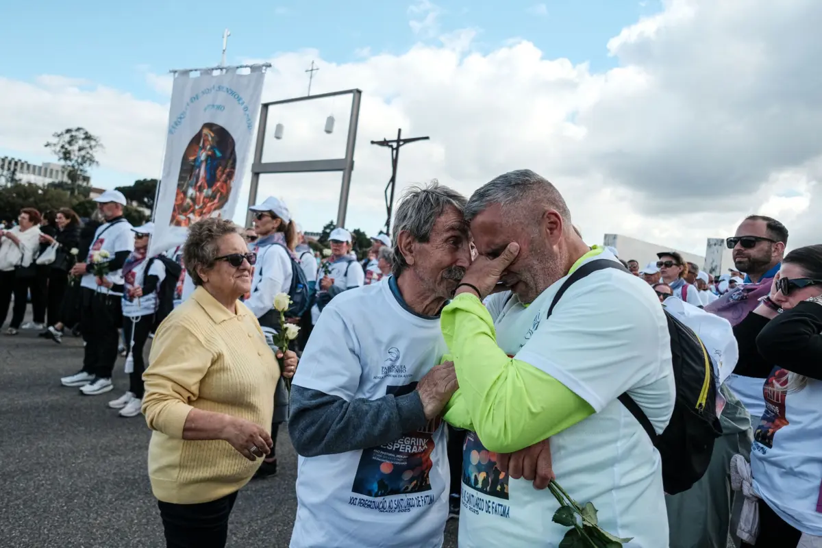 Imagem de contexto do artigo Abraços, sorrisos e lágrimas: milhares de fiéis estão em Fátima