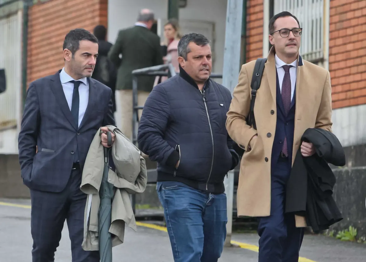 Nuno Ribeiro (ao centro) tinha decidido que não ia prestar declarações