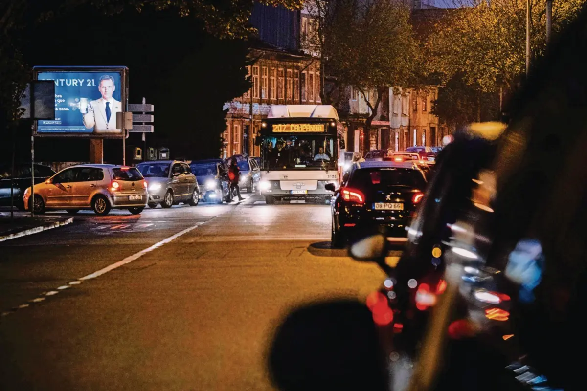 Condutor é suspeito de passar um segundo sinal vermelho na Rua do Campo Alegre