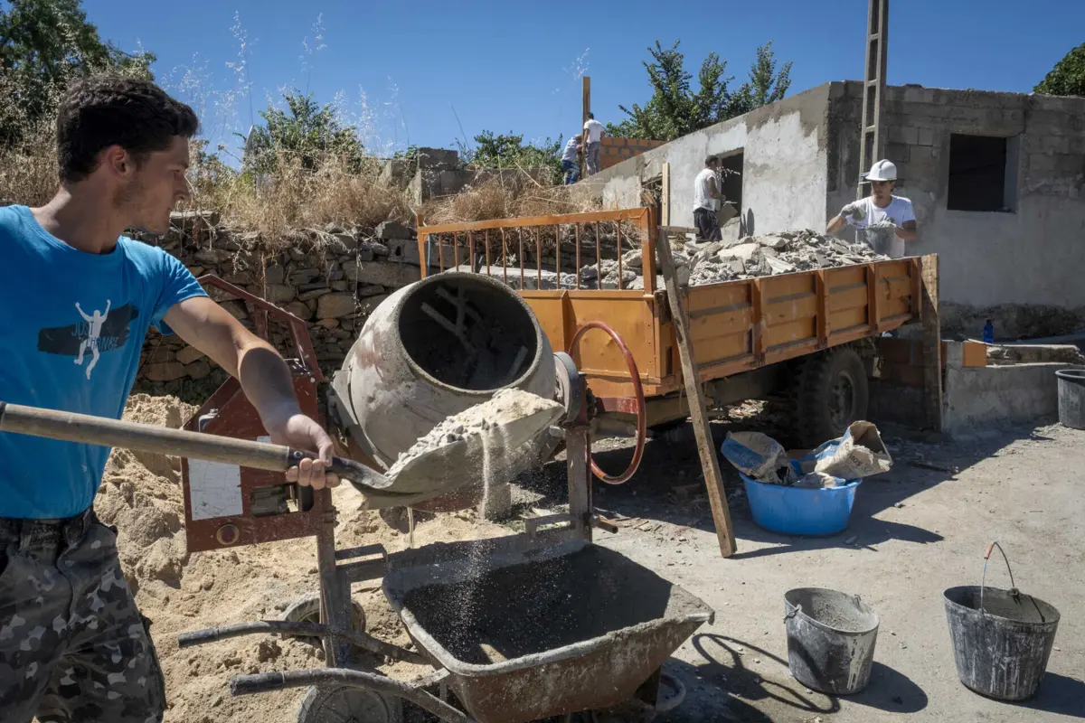 Voluntários fazem de tudo um pouco, na certeza de que estão a mudar a vida de muitas famílias