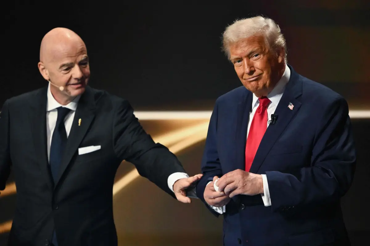 Gianni Infantino (presidente da FIFA) e Donald Trump (presidente dos EUA) no sorteio do Mundial 2026