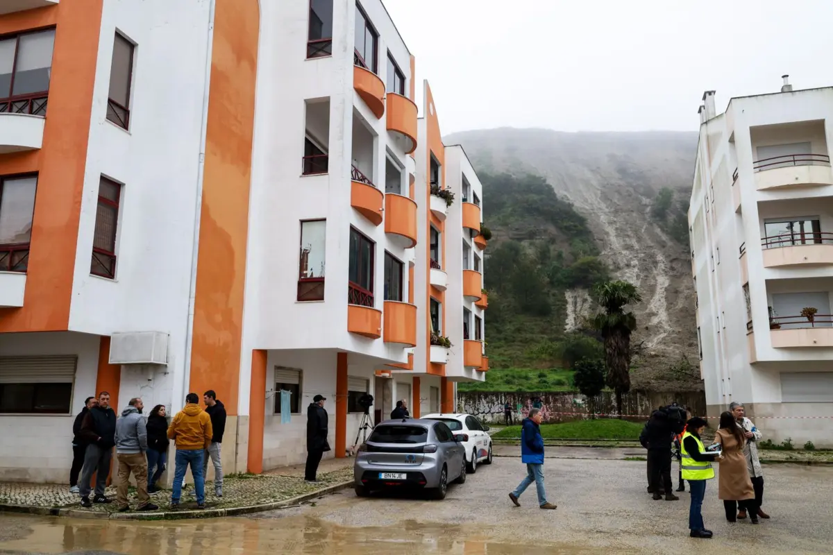 Imagem de contexto do artigo Derrocada em arriba obriga a retirar 30 moradores no concelho de Almada