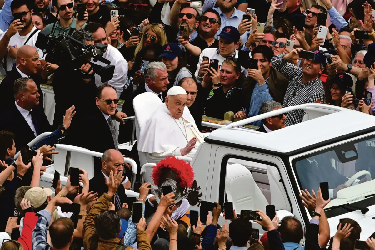 Última viagem do papa Francisco no papamóvel, durante a Páscoa