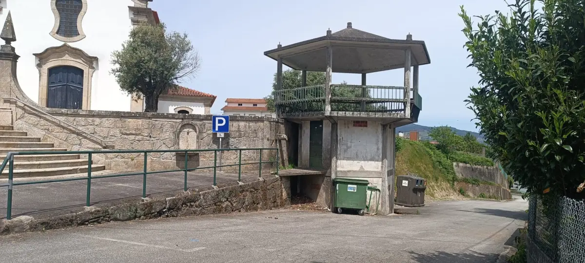 Coreto, construído há meio século em Lovelhe, já quase não tem uso.