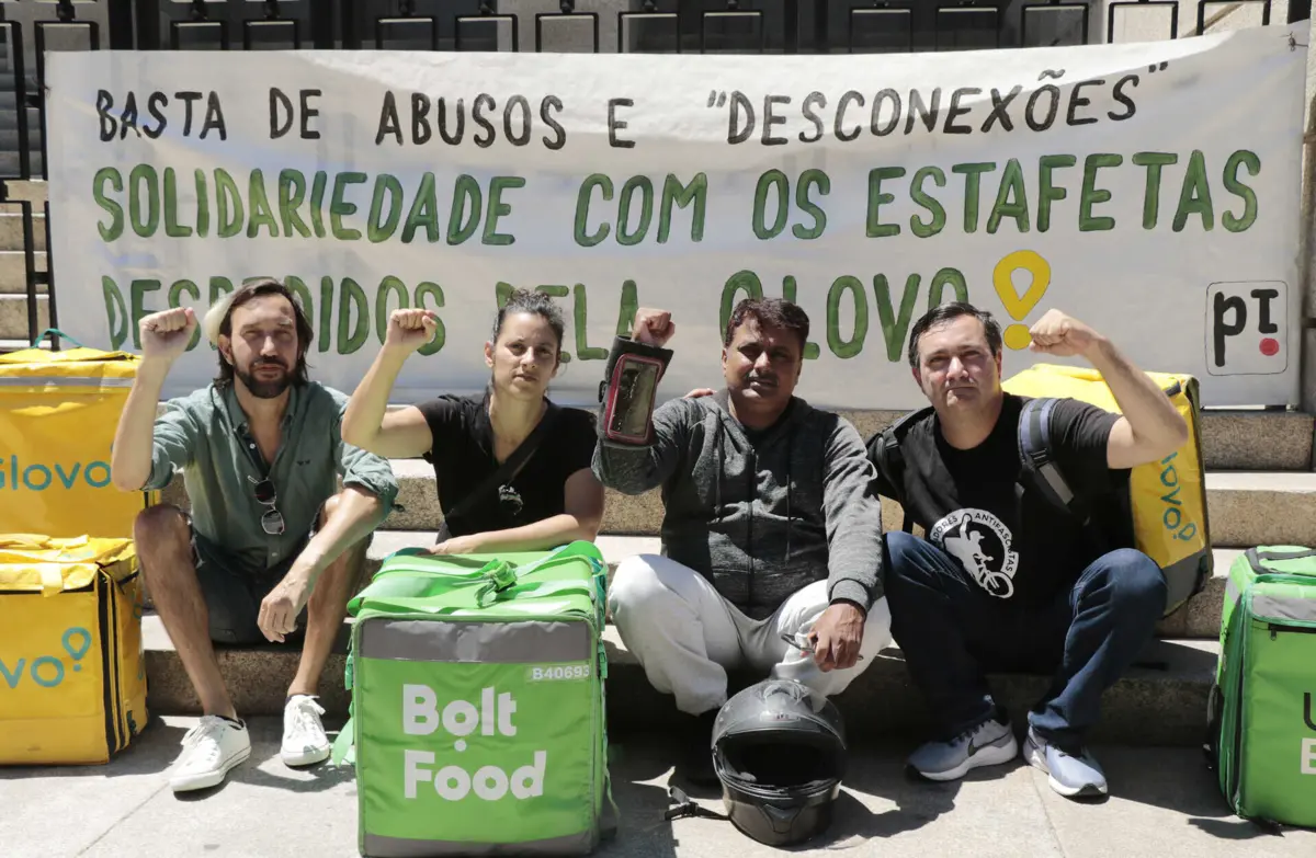 Colegas do estafeta despedido protestaram em frente ao tribunal