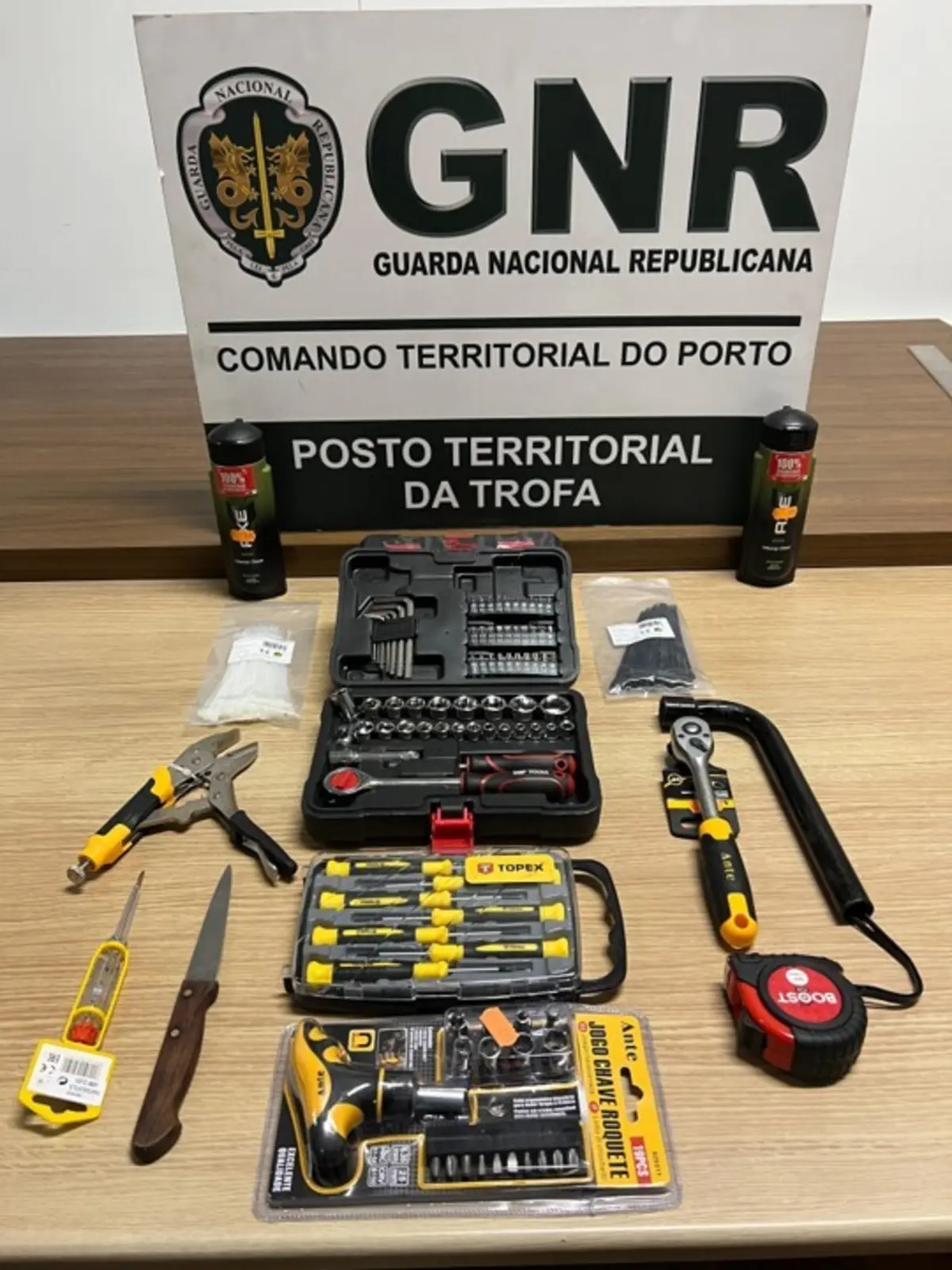 GNR deteve homem, suspeito de assaltar estabelecimentos comerciais, e apreendeu material furtado