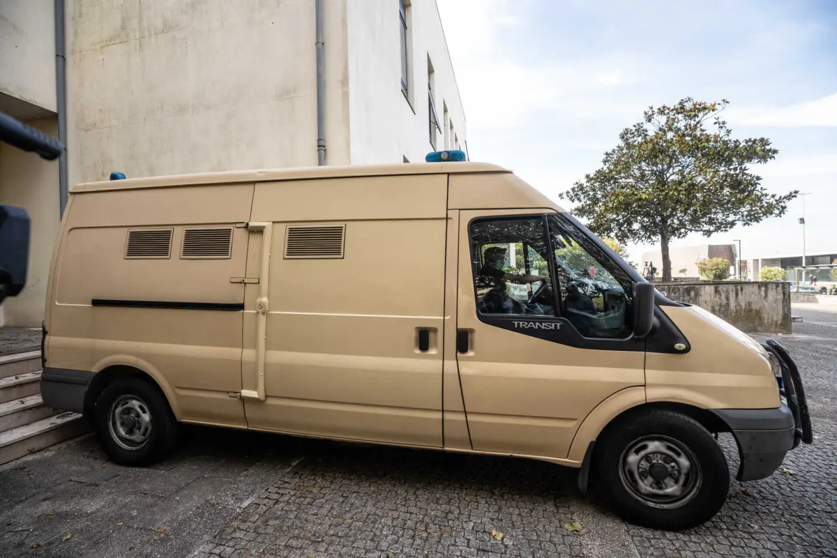 Sessão foi adiada para amanhã, sexta-feira