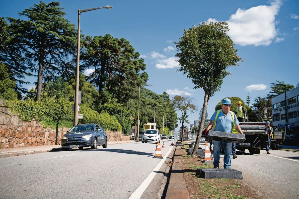 A empreitada foi retomada no troço entre o Colégio do Rosário e a Avenida do Dr. Antunes Guimarães, no Porto