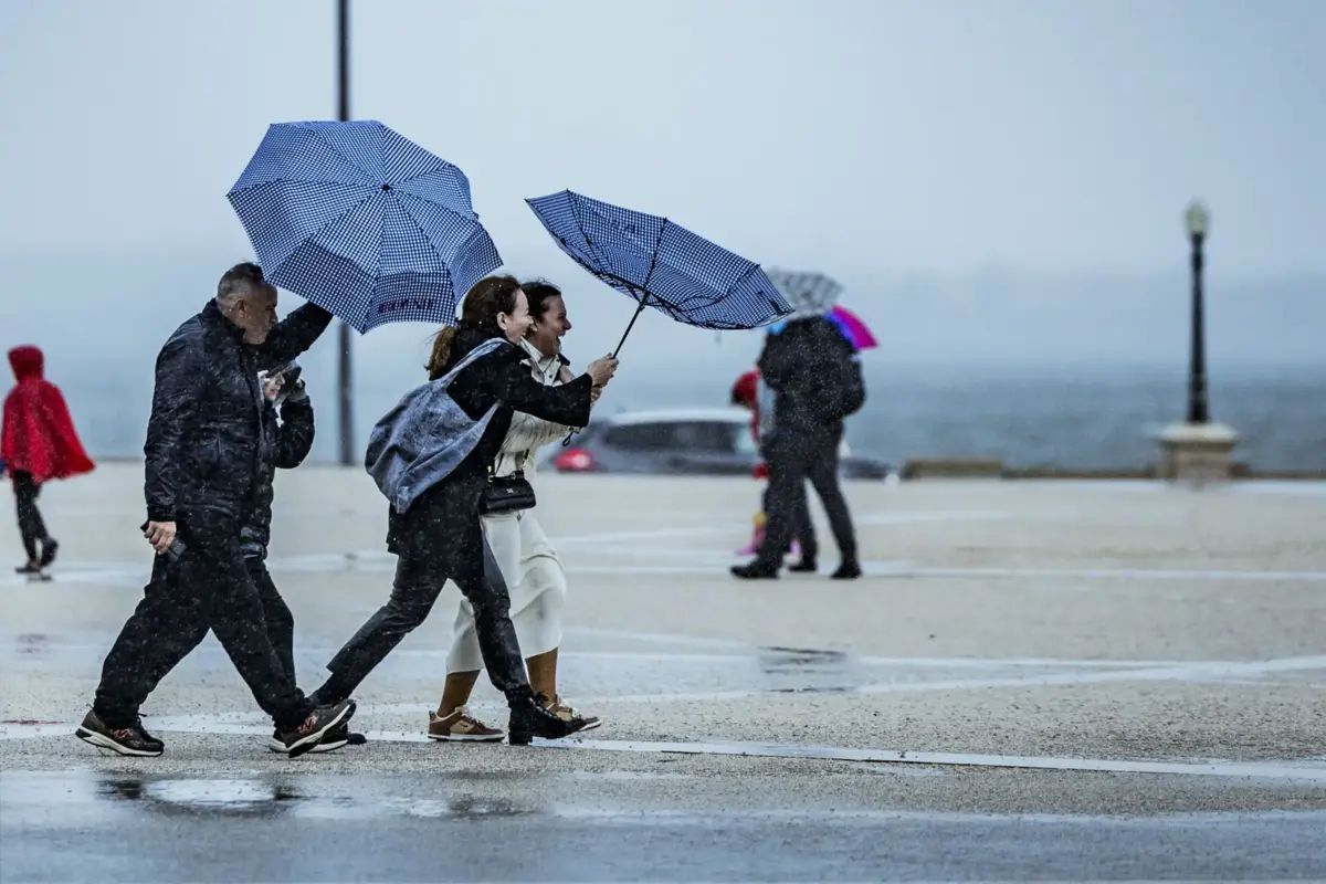 A Proteção Civil avisa para a ocorrência de inundações em zonas urbanas