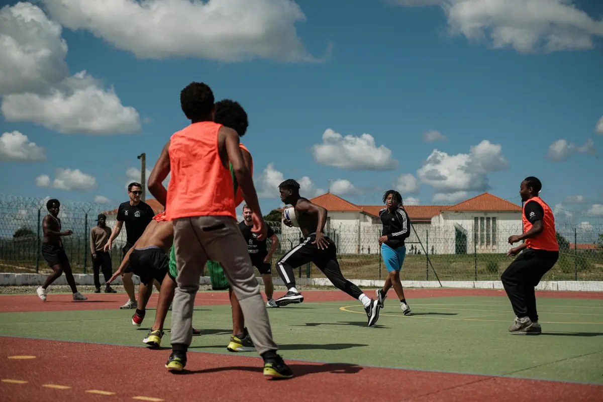Reclusos e jogadores dos Lobos de Leiria e da Associação Académica de Coimbra treinam na "prisão-escola"
