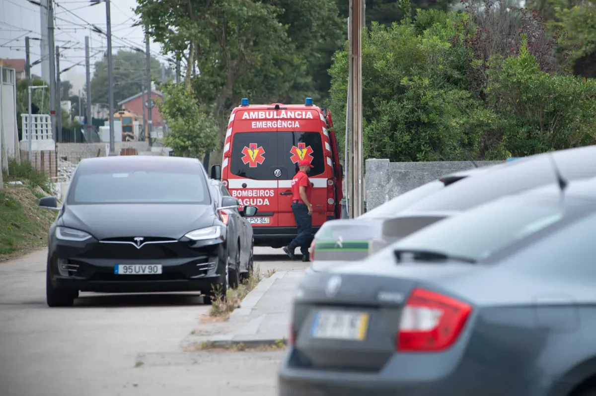 Quando os bombeiros chegaram, a menina já teria sido retirada da água