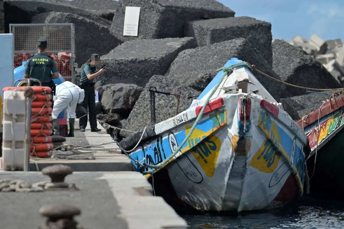 Um navio do serviço salvamento escoltou a embarcação