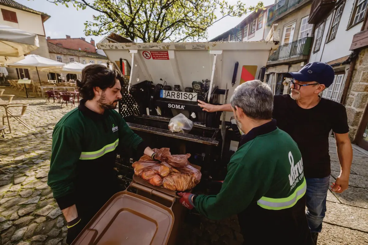 Funcionários da Vitrus recolhem biorresíduos em Guimarães