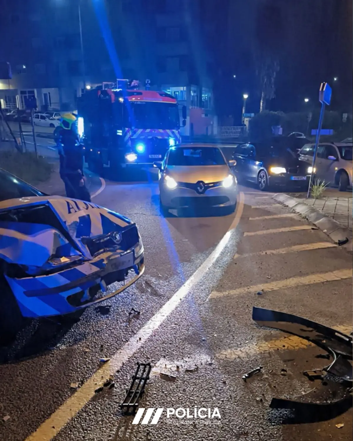 Viatura policial foi abalroada por carro em fuga