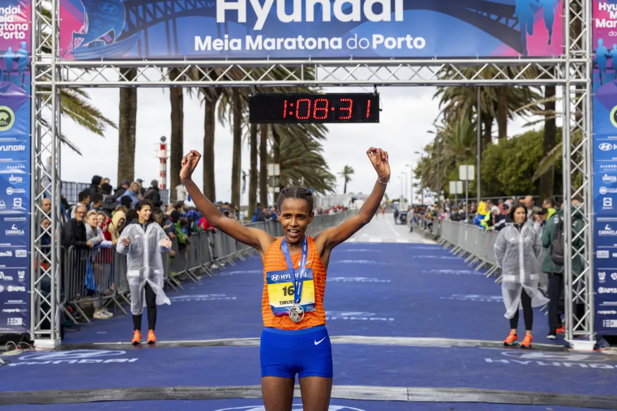 Com a reabertura da Ponte Luís I, o percurso de 21 quilómetros fez-se entre Gaia e Porto