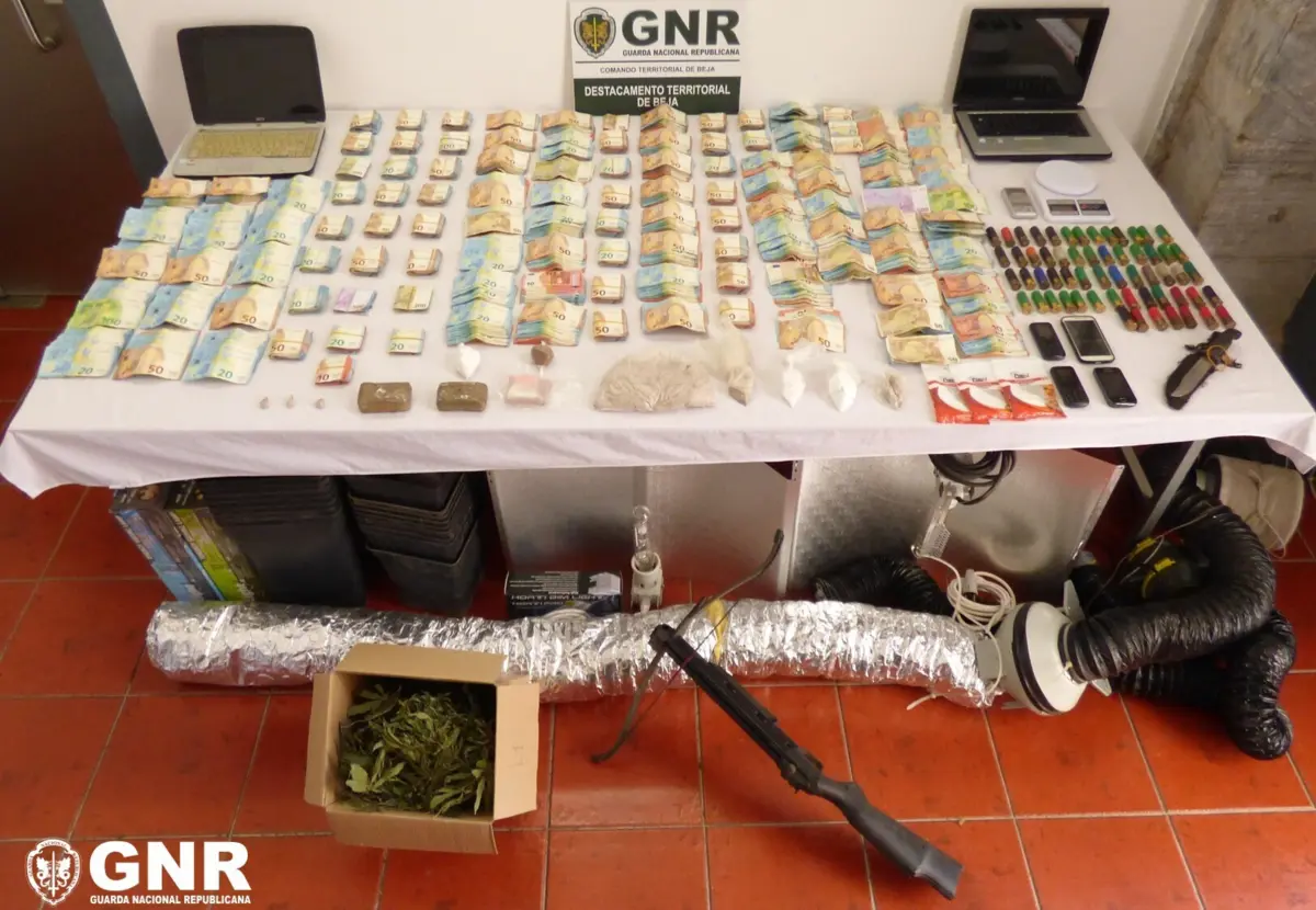 GNR exibiu dinheiro e drogas apreendias ao suspeito