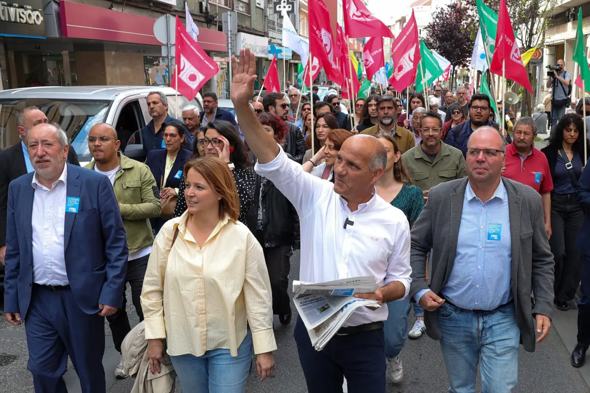 Paulo Raimundo (CDU), durante uma ação de campanha em Loures, esta quarta-feira de manhã