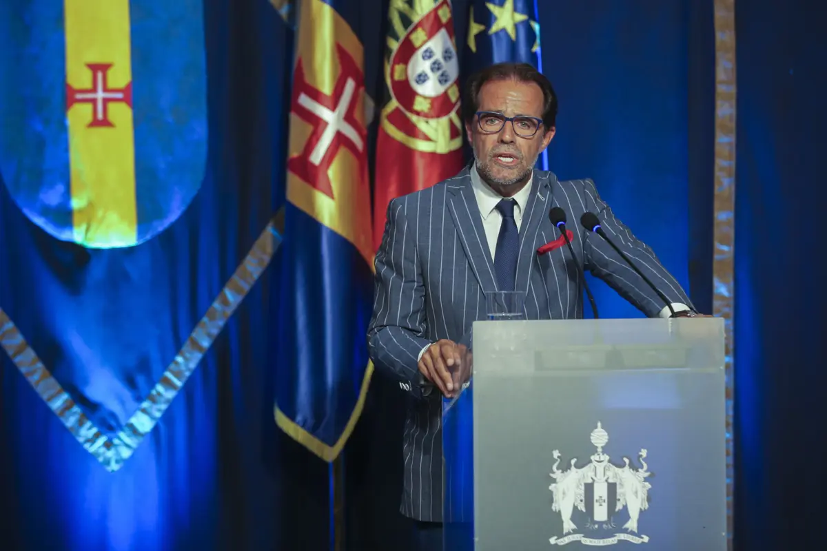 O presidente do Governo Regional (PSD), que tomou posse na quinta-feira, foi questionado sobre a situação política na região e o eventual chumbo do Programa do Governo