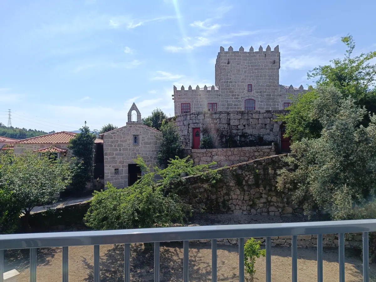 Hotel possui 69 quartos, piscinas exteriores e dois restaurantes, uma adega e vinhas dedicadas à produção de vinho verde.