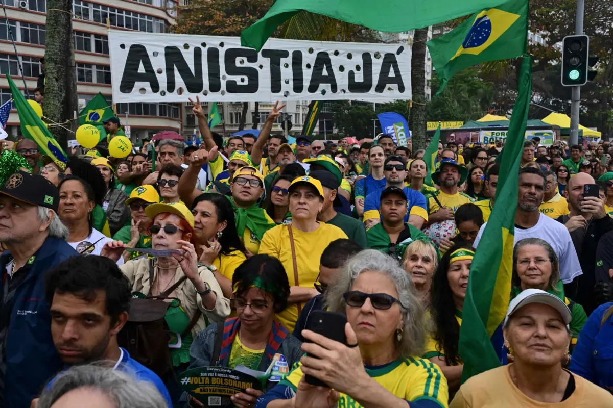 Apoiantes de Bolsonaro manifestam-se em Copacabana