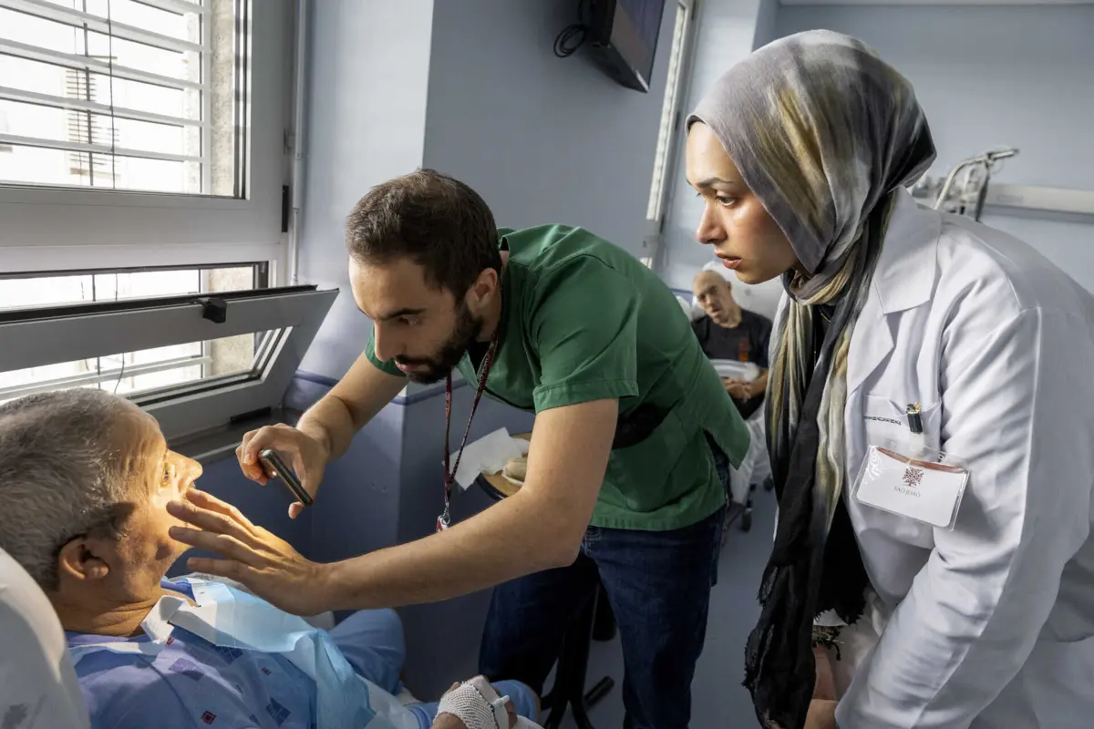 Dalia Mohamed, do Egito, acompanha o médico neurologista numa ronda pelos doentes internados