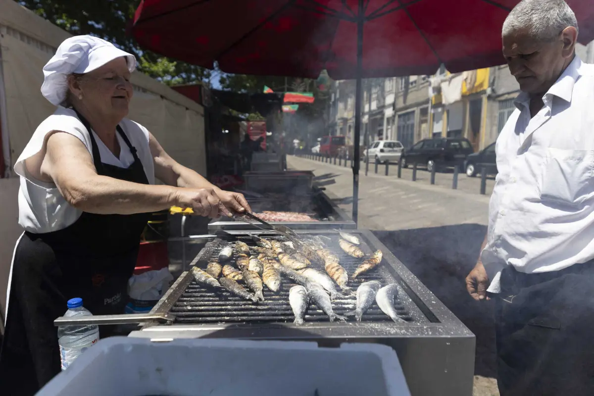 Cheiro a sardinha já perfuma Fontainhas