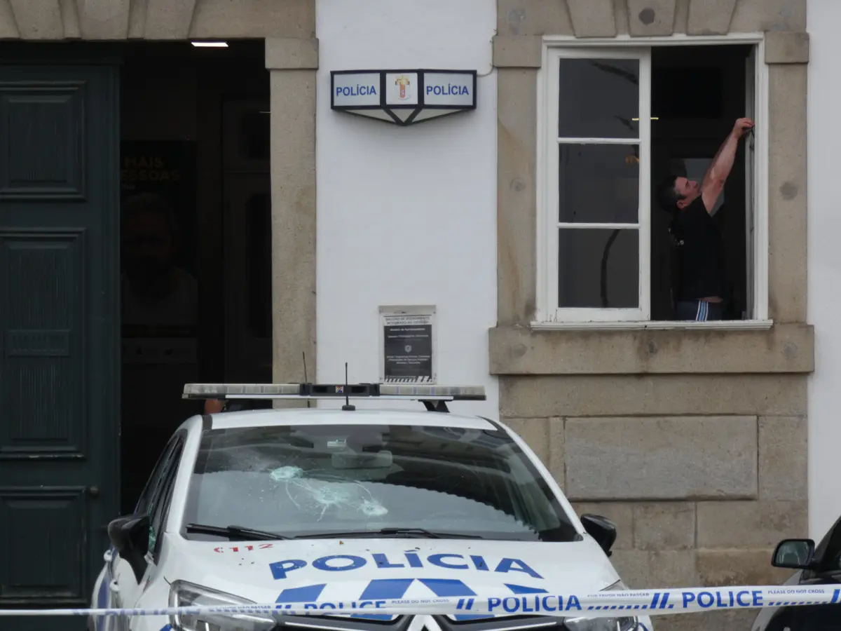O carro-patrulha da PSP de Braga foi apedrejado e chefe da PSP esfaqueado