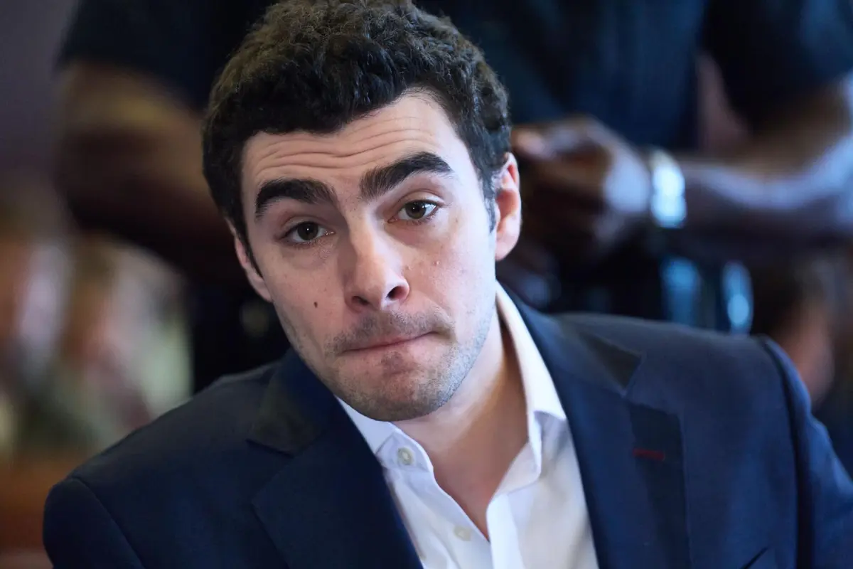 Luigi Mangione, de 27 anos, acusado de matar Brian Thompson, CEO da UnitedHealthcare, encontra-se detido em Nova Iorque à espera de julgamento