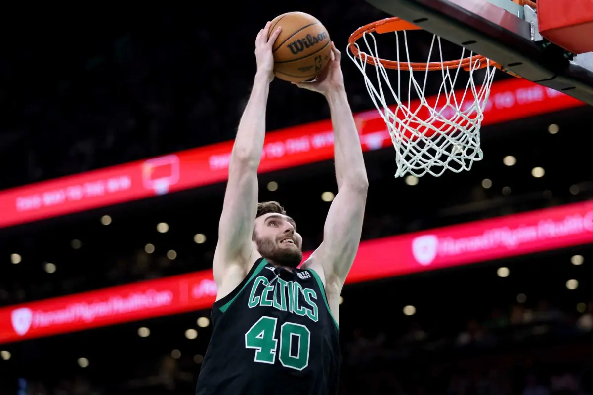 Luke Kornet a afundar