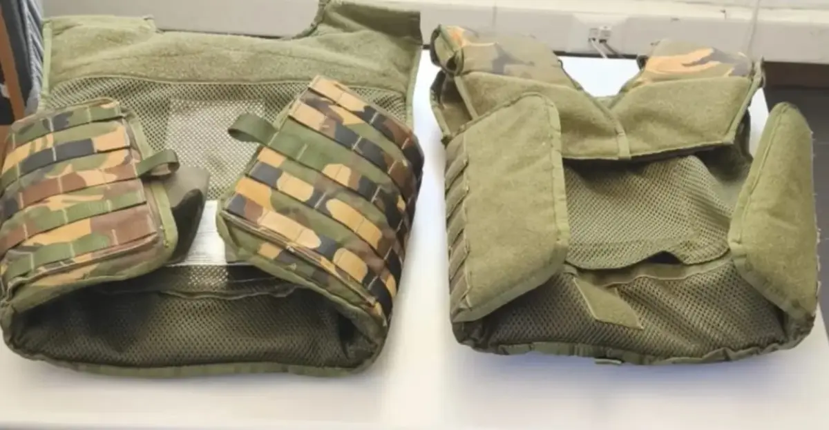 Jovem tinha, em casa, colete balístico do Exército português