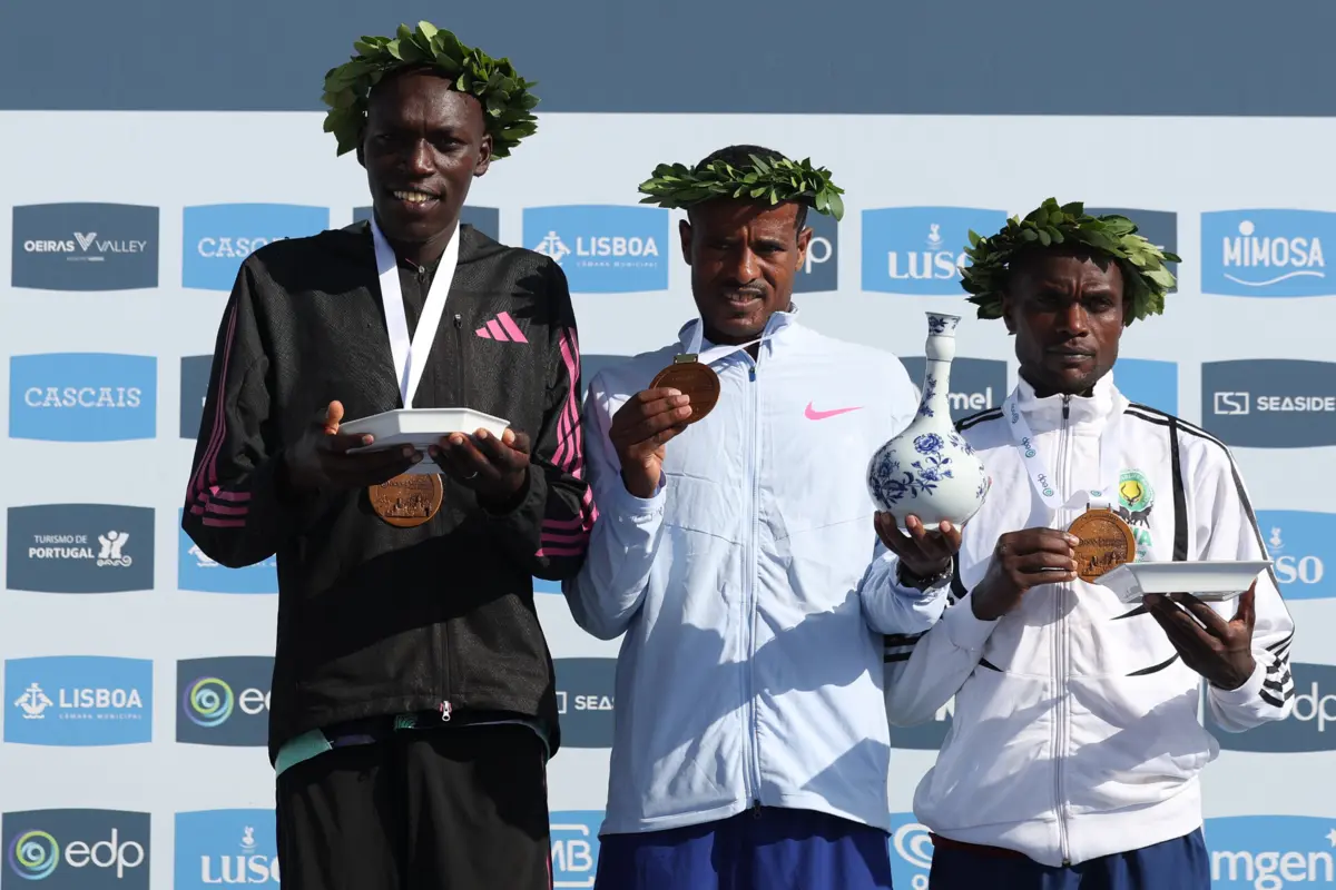 Birhan Nebebew Tesfaye (ao centro), com Douglas Kipsanai Chebil (esquerda) e Timothy Toroitch (terceiro)