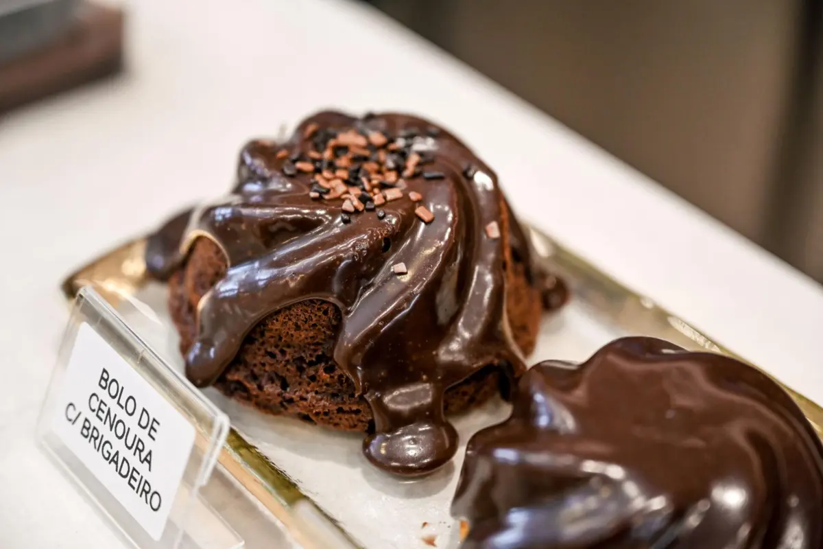 O bolo de cenoura e brigadeiro é um dos itens de pastelaria da Raro Cacau.
