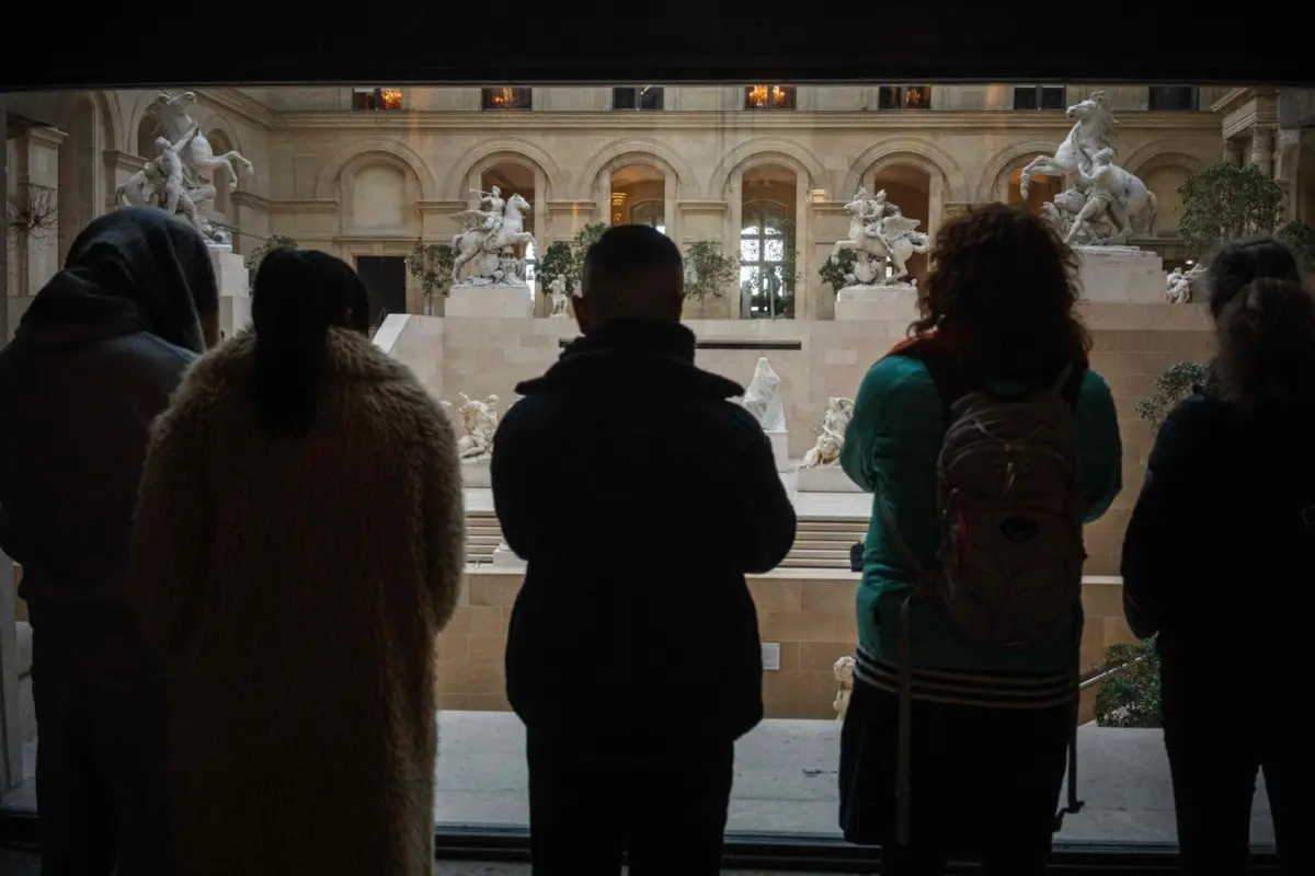 Louvre reabriu parcialmente mas funcionários mantêm protesto
