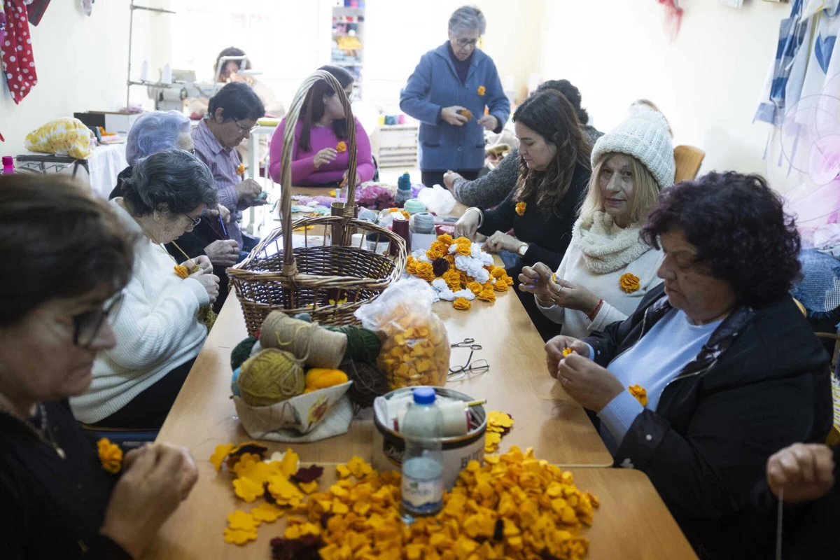 Grupo de mulheres junta-se, diariamente, para criar milhares de camélias em feltro