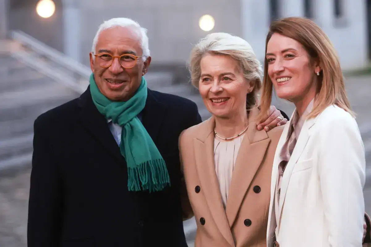 António Costa ao lado de Ursula von der Leyen e Roberta Metsola