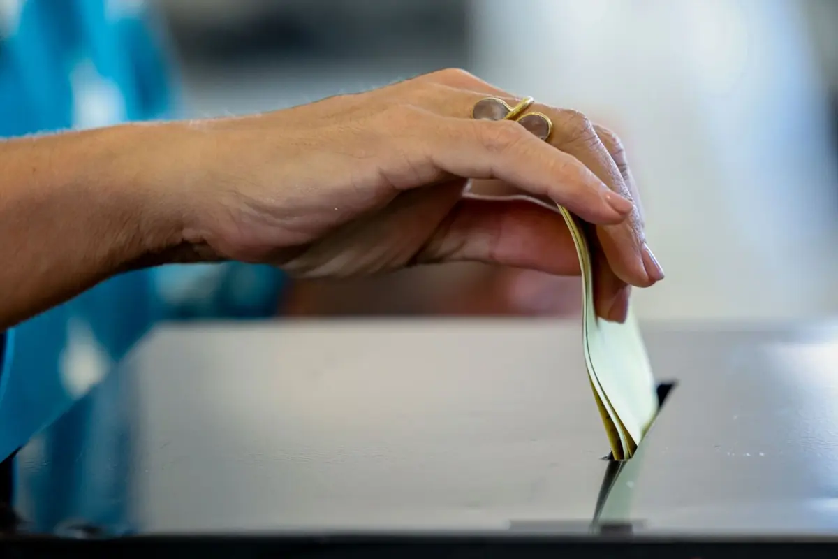 Em três mesas desta assembleia foram entregues lotes de boletins que erradamente continham boletins de outras assembleias de freguesia