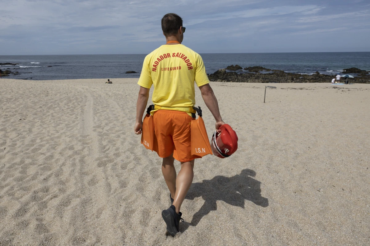 Imagem de contexto do artigo Nadadores-salvadores com poucos profissionais na abertura da época balnear