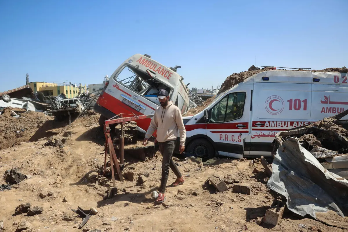 Jonathan Whittall disse na quarta-feira que encontrou os profissionais da área médica ainda fardados e de luvas, realçando que foram mortos enquanto tentavam salvar vidas